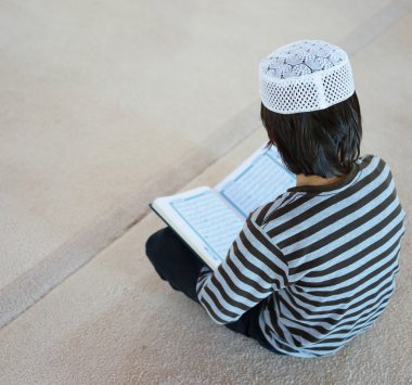 Müslüman Arapça çocuklar cami de Kur'an okuma