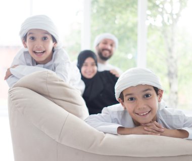 Mutlu Arapça aile eğleniyor