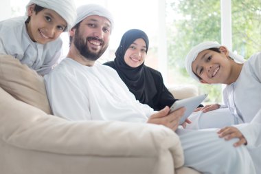 Mutlu Arapça aile eğleniyor