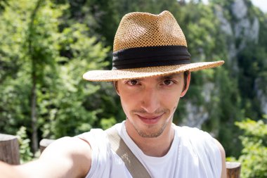 Genç adam doğal parkında zevk