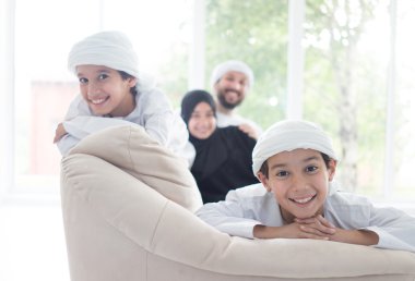 Mutlu Arapça aile eğleniyor
