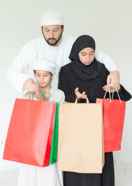 Mutlu Arapça aile eğleniyor zaman alışveriş torbaları ile
