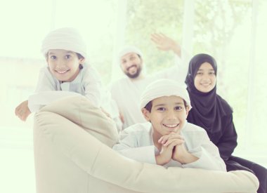 Mutlu Arapça aile eğleniyor