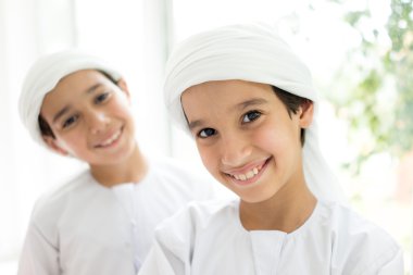 İki Arap kardeş birlikte evde