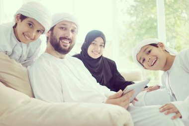 Mutlu Arapça aile eğleniyor