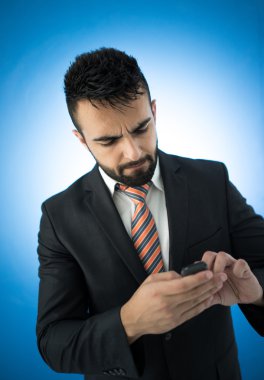 Yakışıklı genç adam.