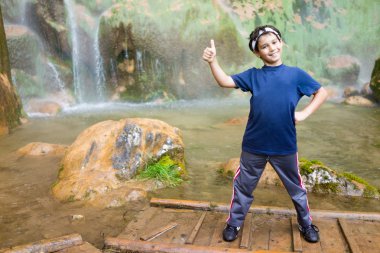 Şelale üzerinde çocuk