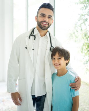 Doktor bir çocuk Hastanesi incelenmesi