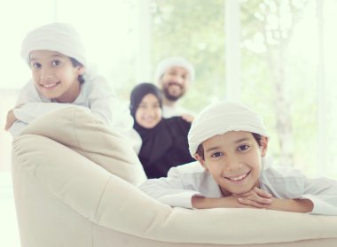 Mutlu Arapça aile eğleniyor