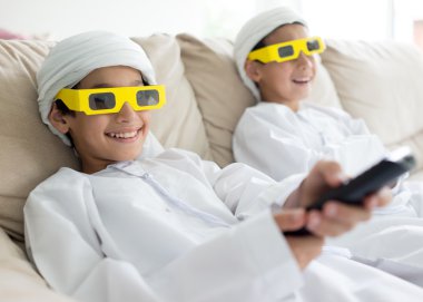 Arapça çocuklar eğleniyor 3d film gözlük