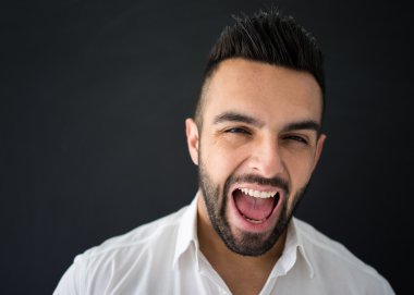 Yakışıklı bir gencin portresi.