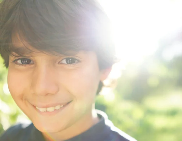 Kid in nature with lens flare in background — Stock Photo, Image