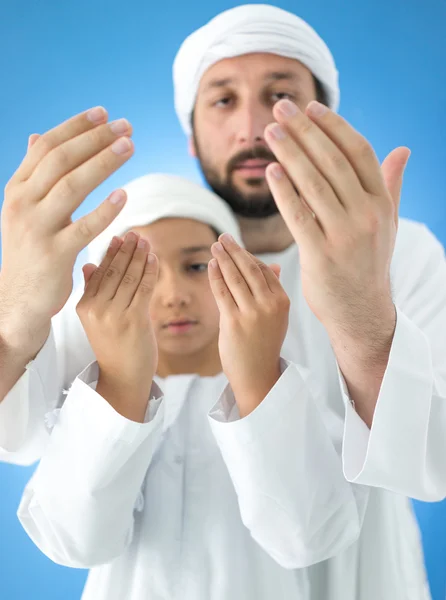 Padre e hijo en ropa tradicional — Foto de Stock