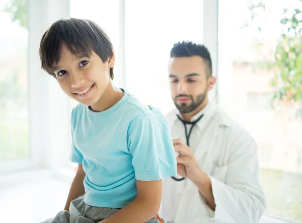 Arzt untersucht Jungen im Krankenhaus — Stockfoto