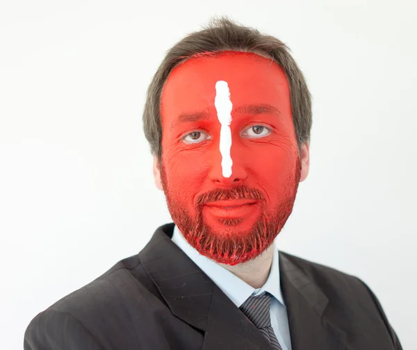 Jeune homme portrait avec visage peint en rouge — Photo