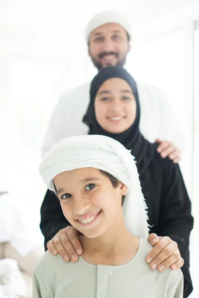 Arabische familie poseren samen — Stockfoto