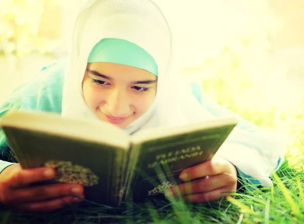 美丽的穆斯林女孩 — 图库照片