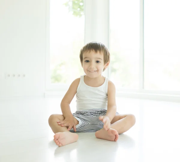 幸せの小さな赤ちゃん男の子、自宅 — ストック写真