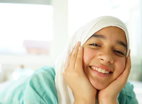 Menina muçulmana bonita — Fotografia de Stock