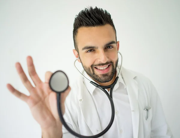 Bonito jovem médico — Fotografia de Stock