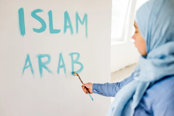 Arabic Muslim girl writing messages on board — Stock Photo, Image