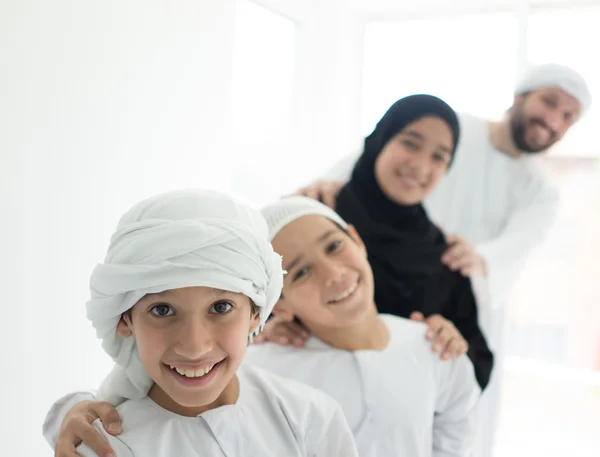 Feliz familia árabe divertirse — Foto de Stock