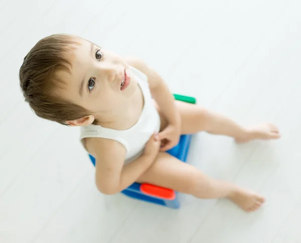 Adorable niño en el inodoro — Foto de Stock