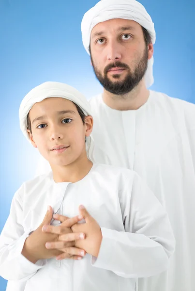 Отец и сын в традиционной одежде — стоковое фото