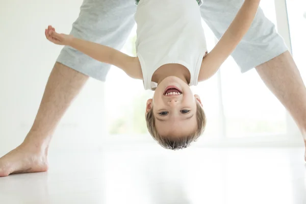 Gelukkig klein kind ondersteboven neer — Stockfoto