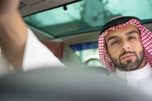 Arabe jeune homme d'affaires voiture de conduite — Photo