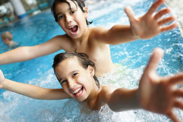 Glückliche Kinder genießen das Schwimmen — Stockfoto
