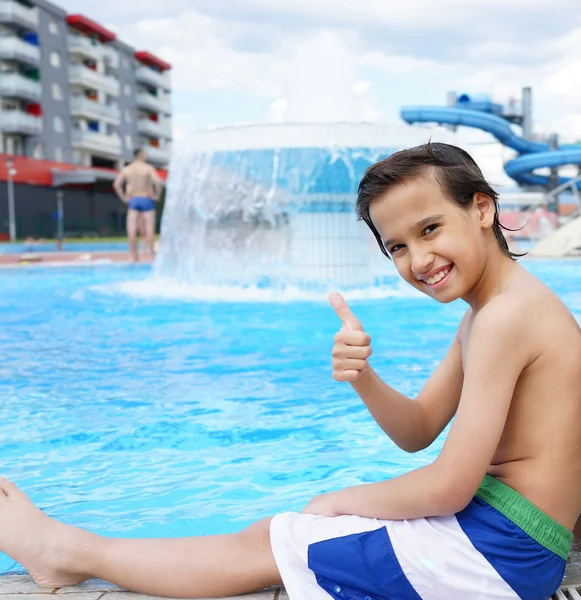 Ευτυχισμένο παιδί απολαμβάνοντας την καλοκαιρινή πισίνα στον — Φωτογραφία Αρχείου
