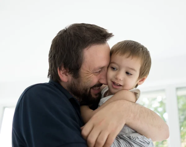 Vater und kleiner Junge zu Hause — Stockfoto