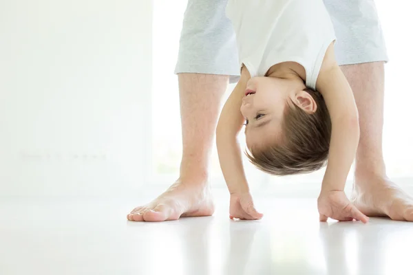 Щаслива маленька дитина догори ногами — стокове фото