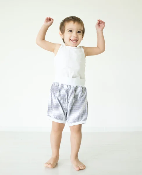 Adorabile bambino a casa saltando — Foto Stock