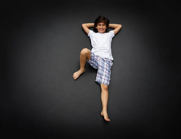 Ragazzo che salta in alto — Foto Stock