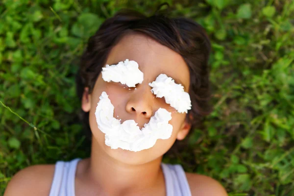 Joyeux enfant souriant avec de la crème — Photo