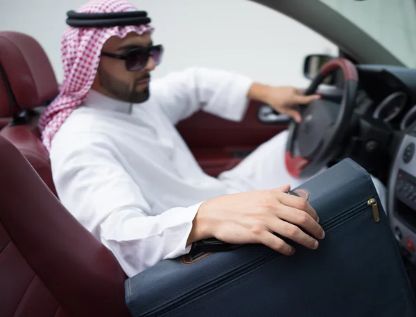 Arabe jeune homme d'affaires voiture de conduite — Photo