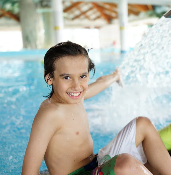 Niño feliz disfrutando nadando —  Fotos de Stock