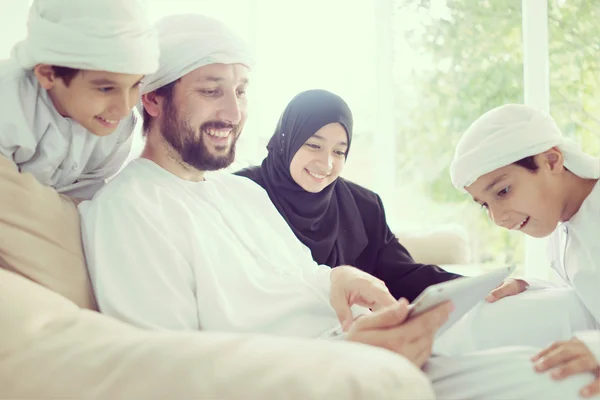 Lycklig arabiska familj ha kul — Stockfoto