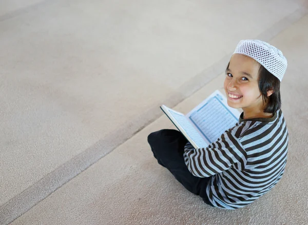 Muslim Arabic kids reading Koran at Mosque — Stock Photo, Image