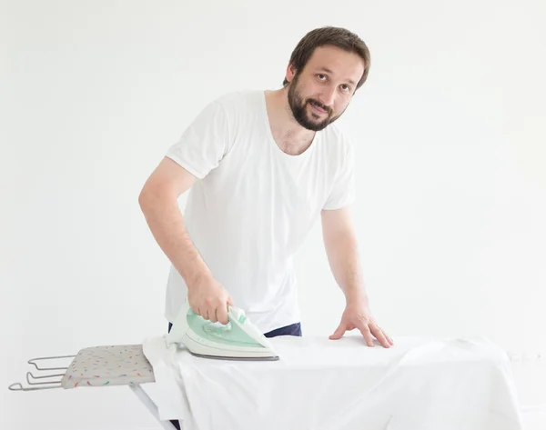 Homme chemise à repasser à la maison — Photo