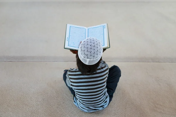 Crianças árabes muçulmanas lendo Alcorão na mesquita — Fotografia de Stock