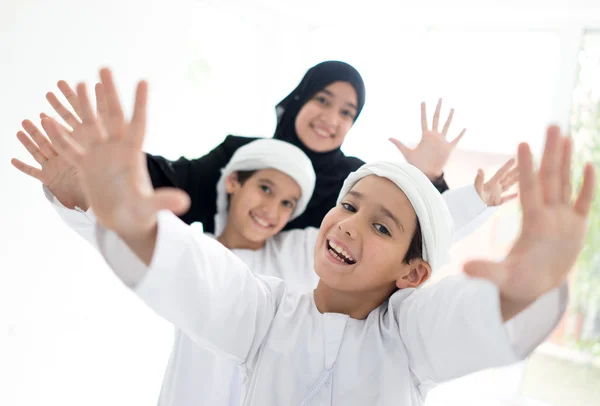 Família árabe feliz se divertindo — Fotografia de Stock