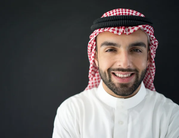 Портрет привабливим чоловіком арабський — стокове фото