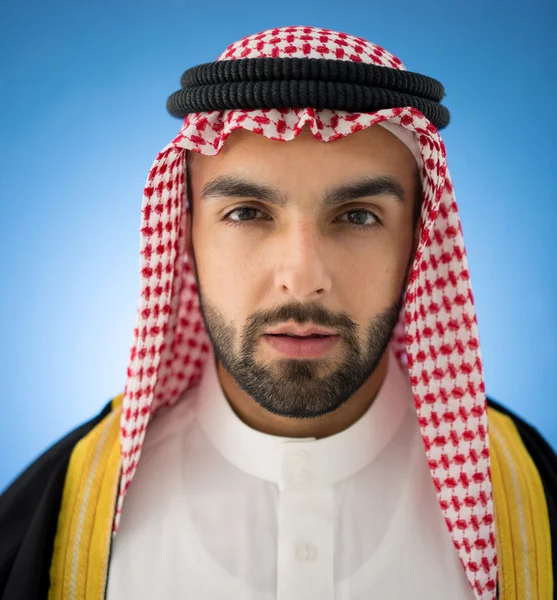 Árabe jovem empresário posando — Fotografia de Stock
