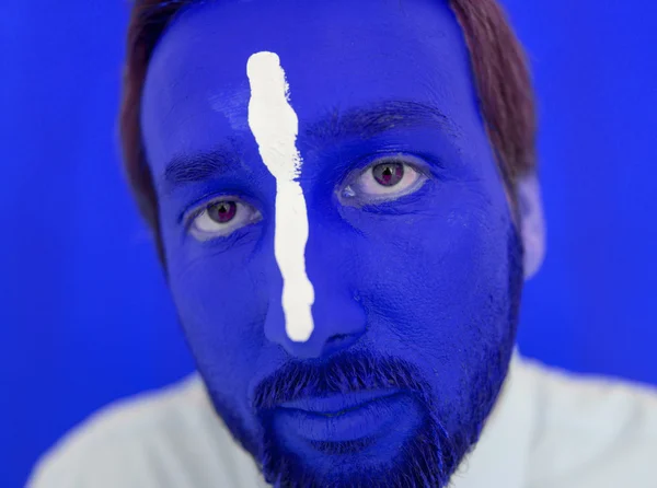 Mladý muž portait modrý malovaný obličej — Stock fotografie