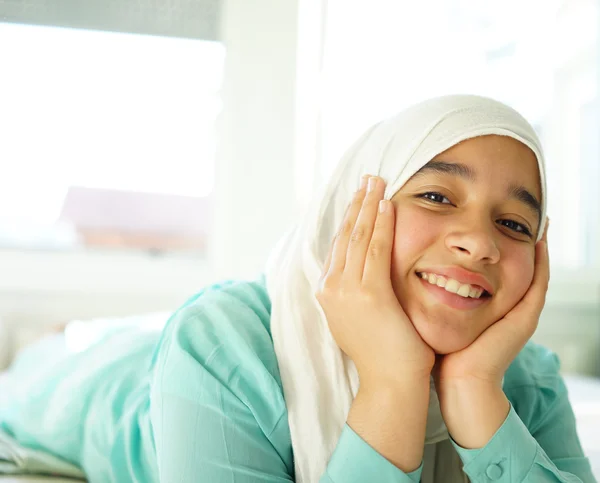 Schöne muslimische Mädchen — Stockfoto