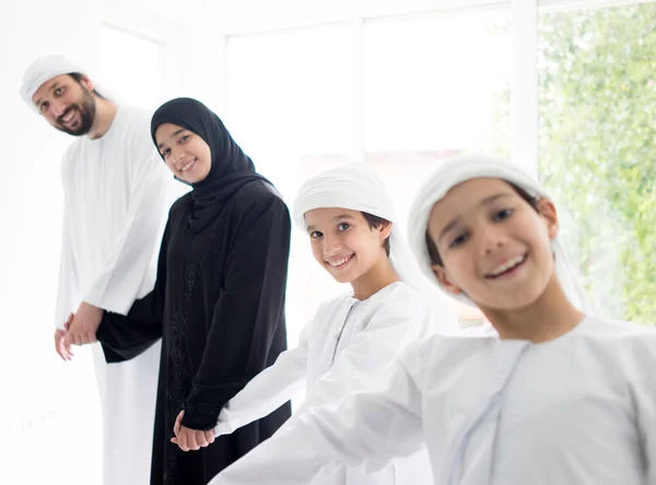 Glückliche arabische Familie hat Spaß — Stockfoto