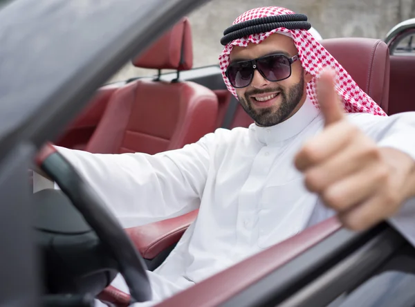 Арабский молодой бизнесмен за рулем автомобиля — стоковое фото
